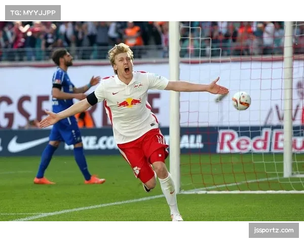 多特蒙德防线压上过猛留下空当 为对手反击提供理想进攻空间 多特蒙德防线压上过猛留下空当 为对手反击提供理想进攻空间